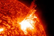 Большой плазменный шлейф вырывается из Солнца во время солнечной вспышки М-класса 3 июня.