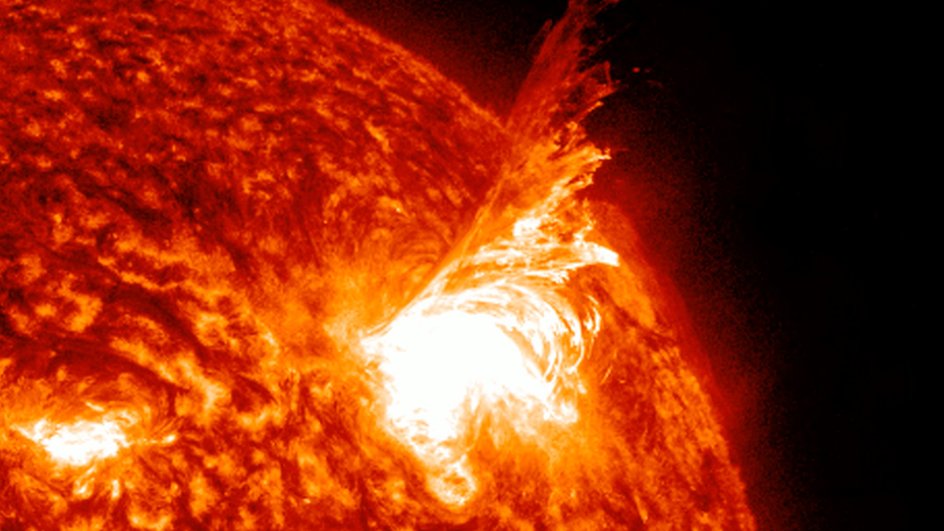 Большой плазменный шлейф вырывается из Солнца во время солнечной вспышки М-класса 3 июня.