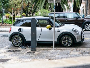 slide image for gallery: 28286 | Mini Cooper SE