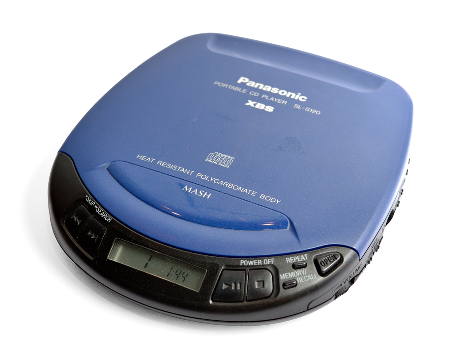 Ранние CD-плееры, как этот Panasonic SL-S120 из середины 90-х, не имели функции «антишок», что затрудняло их использование на ходу /Wikimedia, Trio3D, CC BY-SA 4.0