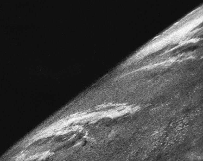 Вид Земли из космоса во время послевоенного пуска американцами одной из трофейных «Фау-2» 24 октября 1946 года. Фото сделано с ракеты, поднявшейся всего на 105 километров, а немецкие пуски 1944 года «Фау-2» доходили до 188 километров