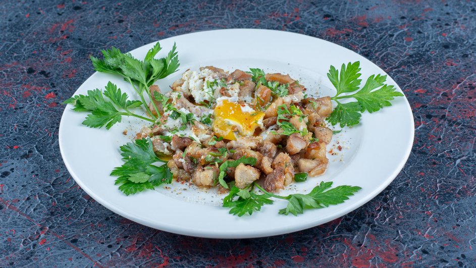 Салат с шампиньонами и сыром, украшенный свежей зеленью Салат с шампиньонами и сыром, украшенный свежей зеленью