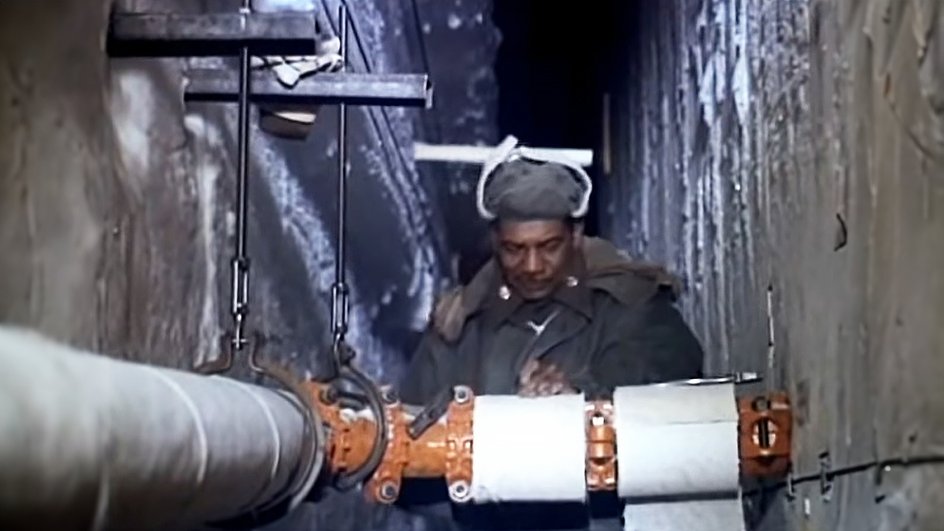 Хотя внутри снежных тоннелей было не слишком холодно, все трубы утепляли.