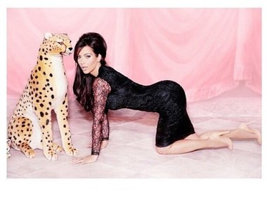 Slide image for gallery: 4490 | Ким Кардашьян поделилась кадром из новой рекламной кампании своего бренда одежды Kardashian Kollection x Lipsy London. А вы бы надели такое гипюровое платье?