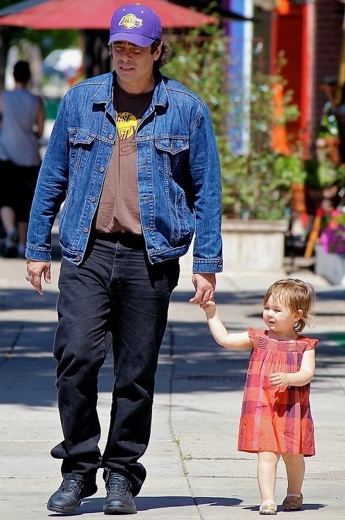 Бенисио Дель Торо на прогулке с дочерью