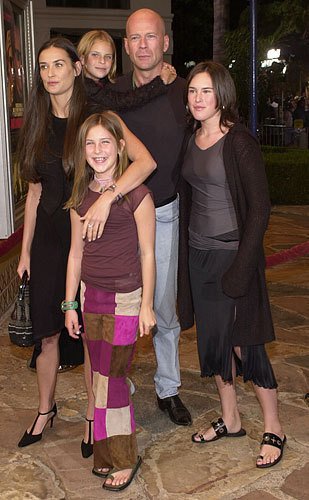 С Деми и дочерьми на премьере фильма «Бандиты», август 2001 года