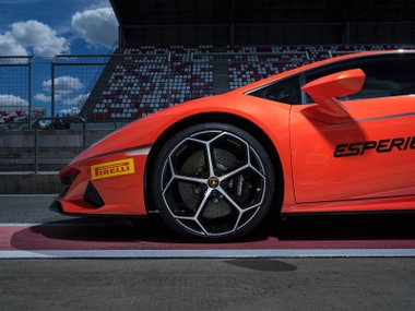 slide image for gallery: 24756 | Lamborghini Huracan Evo