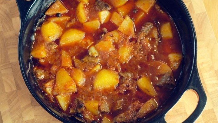Тушеная говядина с картофелем и помидорами
