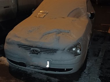 slide image for gallery: 27082 | В Москве на припаркованных авто кто-то оставил... соленые огурцы