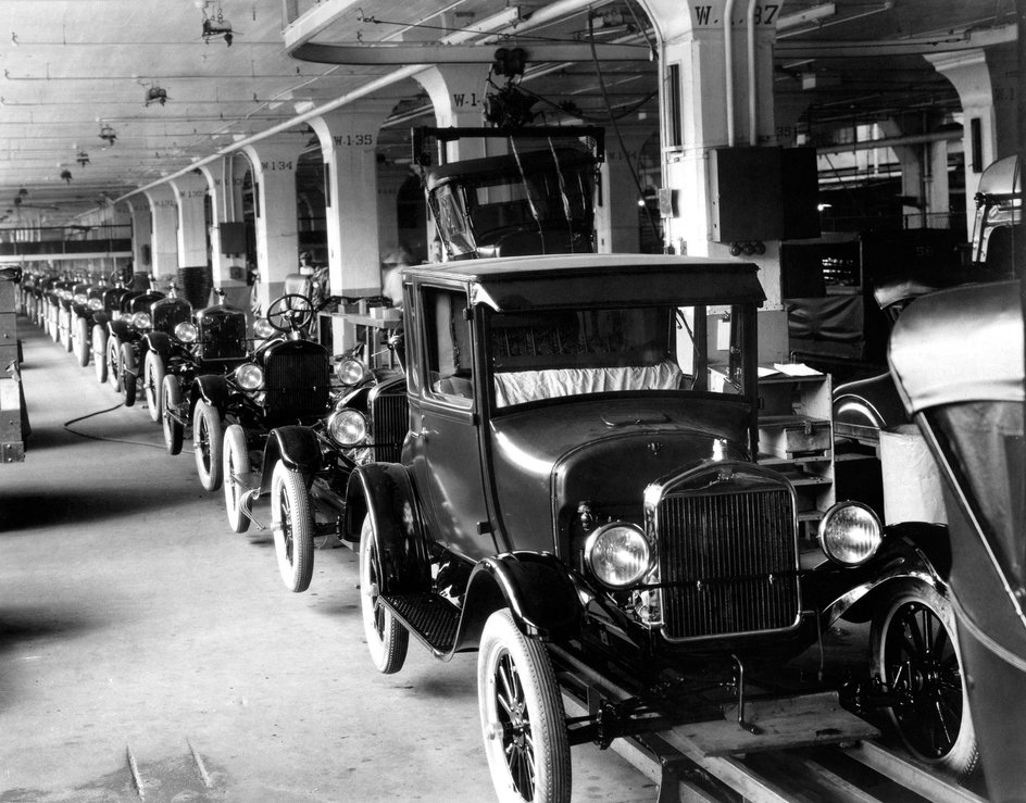 Ford T 1926 года, сходящие с конвейера на заводе в Хайленд-Парке, США, 1926 год