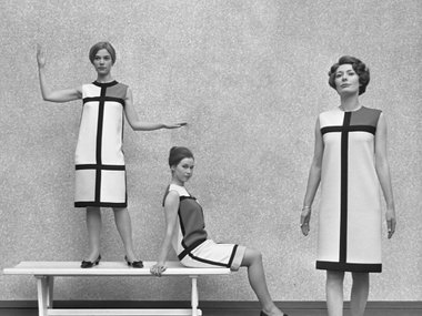 Slide image for gallery: 16008 | Платья «Мондриан» Ива Сен-Лорана, 1966 г. | Фото: legion-media.ru