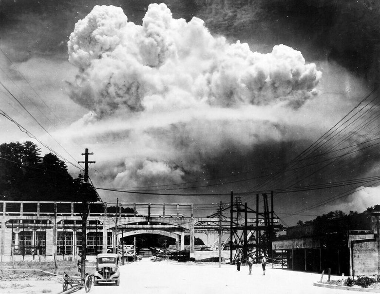 Вид на облако атомного взрыва в Нагасаки с расстояния в 15 км из Койаджи-Дзимы. 09.08.1945 г. Источник: aloban75.livejournal.com