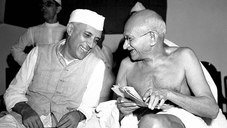 Махатма Ганди и Джавахарлал Неру на заседании комитета Всеиндийского конгресса в Бомбее, 6 июля 1946 года