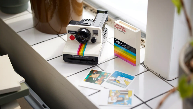Вдохновением для LEGO-набора послужила складная камера мгновенной печати Polaroid SX-70, которая была выпущена в 1972 году. 