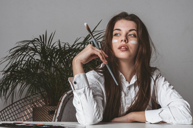 Девушка рисует унсплаш Девушка рисует унсплаш