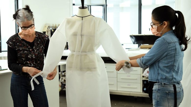 Швеи Louis Vuitton работают над изготовлением верхней одежды для медсестер в рамках борьбы с Covid-19. Getty Images