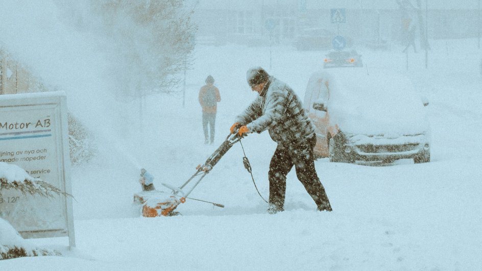 Уборка снега у дома снегоуборщиком Уборка снега у дома снегоуборщиком