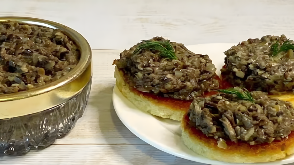 Миска икры из сморчков и тарелка круглых закусок из них стоят на столе Миска икры из сморчков и тарелка круглых закусок из них стоят на столе
