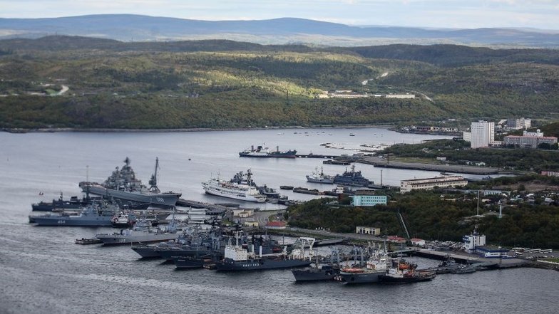 Еще недалеко от Мурманска расположена база Северного морского флота России. Она находится в закрытом городе Североморске. Попасть в населенный пункт непросто – нужен обязательный пропуск.