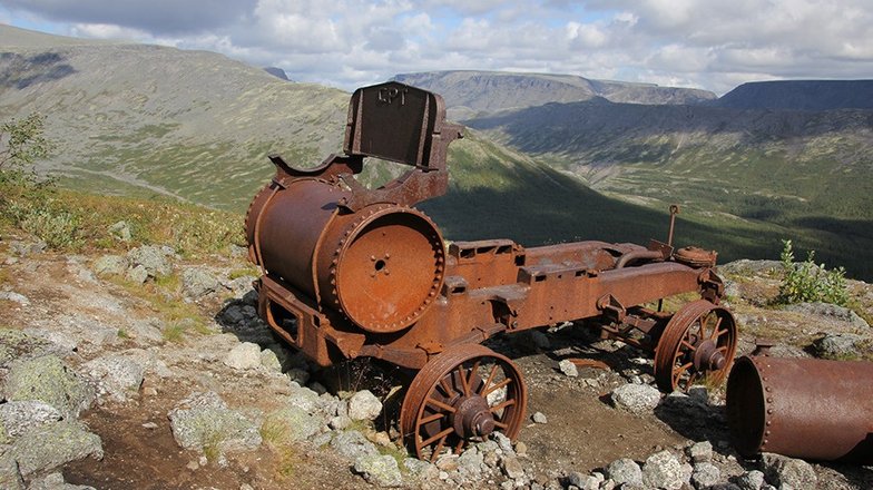 В горах можно наткнуться на старинную технику. Эта американская паровая машина стоит возле молибденовых рудников еще с 30-х годов и теперь служит ориентиром для туристов.