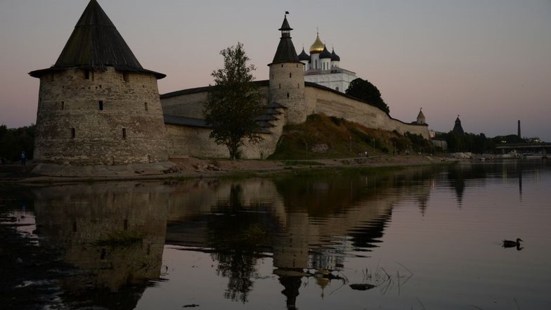 Главный источник притяжения путешественников в Пскове – Кром, или Псковский кремль. Это один из десяти символов России. Величественная крепость и белоснежный Свято-Троицкий собор располагаются на мысу при впадении реки Псковы в реку Великую.