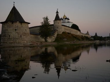 Главный источник притяжения путешественников в Пскове – Кром, или Псковский кремль. Это один из десяти символов России. Величественная крепость и белоснежный Свято-Троицкий собор располагаются на мысу при впадении реки Псковы в реку Великую.