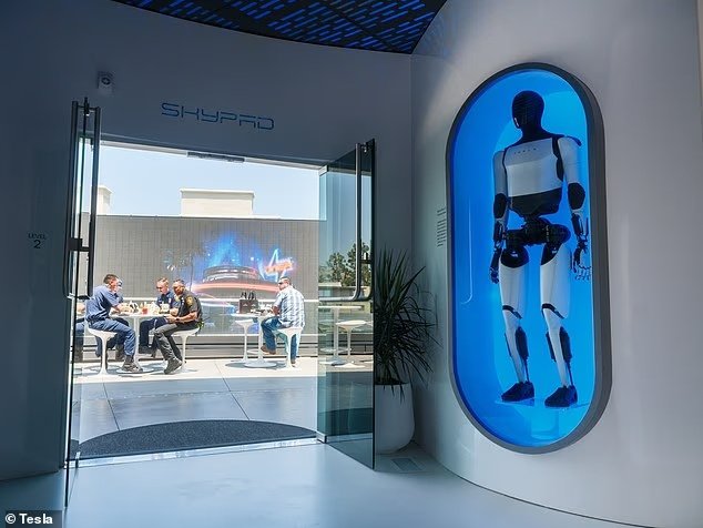 Робот Tesla Optimus в ожидании посетителей ресторана Робот Tesla Optimus в ожидании посетителей ресторана