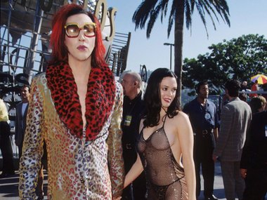 Slide image for gallery: 12403 | Роуз Макгоуэн. Мэрилин Мэнсон и Роуз Макгоуэн, наверное, навсегда останутся в нашей памяти как самая эпатажная пара конца 90-х. Их выход на церемонии награждения MTV Video Music Awards в 1998 году вошел в историю светской х
