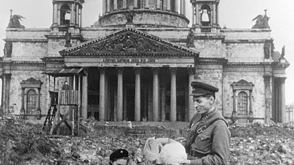 Сбор урожая капусты у Исаакиевского собора, блокада Ленинграда, 1942 год Сбор урожая капусты у Исаакиевского собора, блокада Ленинграда, 1942 год