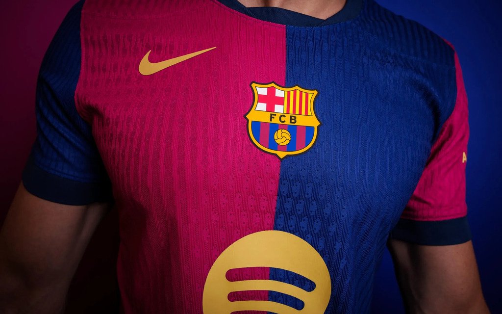 «Барселона» показала новую форму, посвященную 125-летию клуба