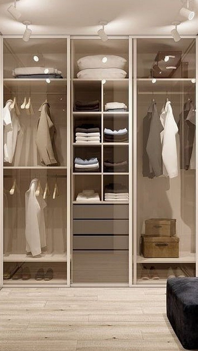Стеклянные шкафы в гардеробной: «‎за» и «‎против» красивого приема