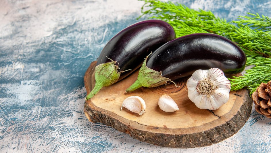 Чеснок дольками для заготовки в банке с овощами. Чеснок дольками для заготовки в банке с овощами.