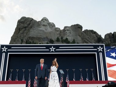 Slide image for gallery: 13478 | Мелания Трамп во время выступления Дональда Трампа на горе Рашмор в белом платье с принтом. Фото: legion-media.ru