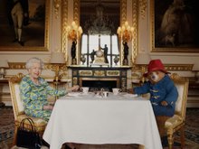 Елизавета II и медвежонок Паддингтон в Букингемском дворце (фото: BBC Studios)