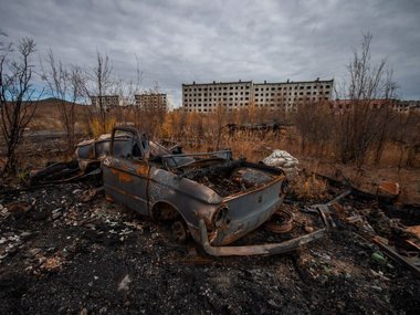 Сгоревший Запорожец на въезде в заброшенный поселок городского типа Кадыкчан, Магаданская область