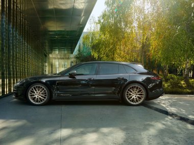 slide image for gallery: 25086 | Porsche Panamera 10 Years Edition