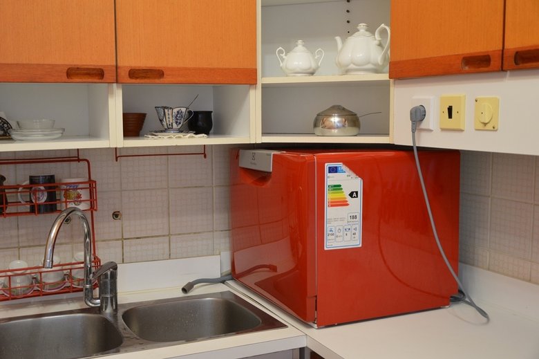 Компактная посудомоечная машинка от Elextrolux ESF2300OH сумела найти себе место на кухне