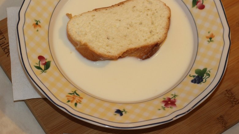 Сахарные гренки из белого хлеба на молоке