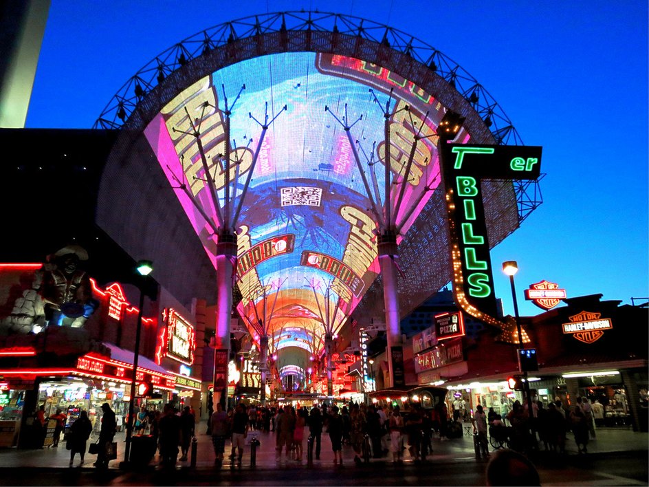 Одна из главных достопримечательностей Лас-Вегаса – экран Viva Vision на Фримонт-Стрит