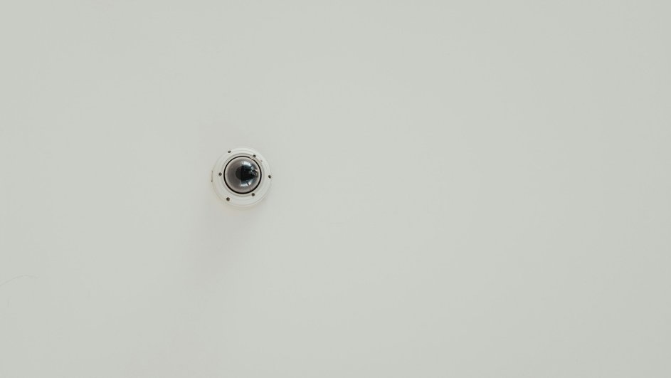 Скрытые камеры в арендованном жилье: защита от видеонаблюдения и прослушивания - Инде