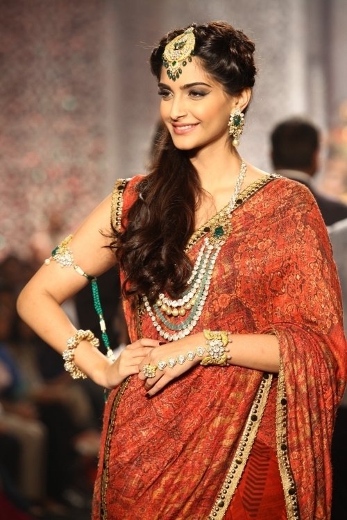 На подиуме Недели ювелирной моды появилась даже звезда Болливуда Сонам Капур (на фото — показ Birdhichand Ghanshyamdas)