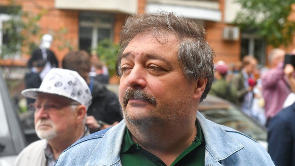 Дмитрий Быков у здания суда Дмитрий Быков у здания суда