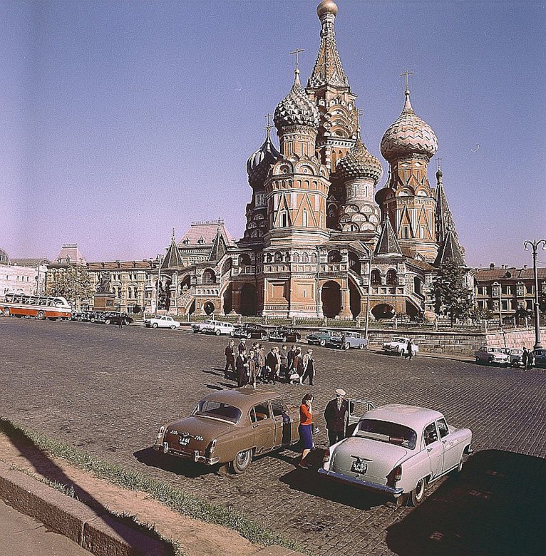 «Волга» — автомобильный символ Советского Союза 60-х годов. Из шестнадцати легковых автомобилей на Васильевском спуске ровно половину составляют 21-е
