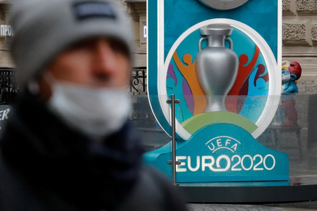 Кубок Евро-2020 упал на землю в Бухаресте