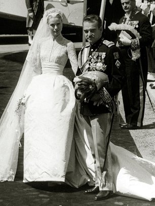 Slide image for gallery: 833 | На улицах Монако в день свадьбы Грейс Келли и принца Монако Ренье 19 апреля 1956 года собралось более 20 тысяч поклонников актрисы: всем хотелось хотя бы одним глазком взглянуть на ее великолепное платье, специально сшитое «п