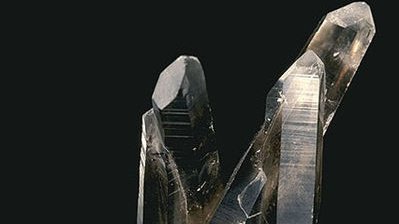 На черном фоне дымчатый кварц. На черном фоне дымчатый кварц.