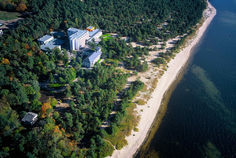 Отель Laulasmaa расположен прямо у моря