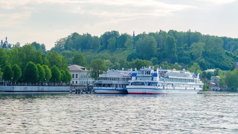 Речные лайнеры у причала на Волге в городе Плес Ивановской области.