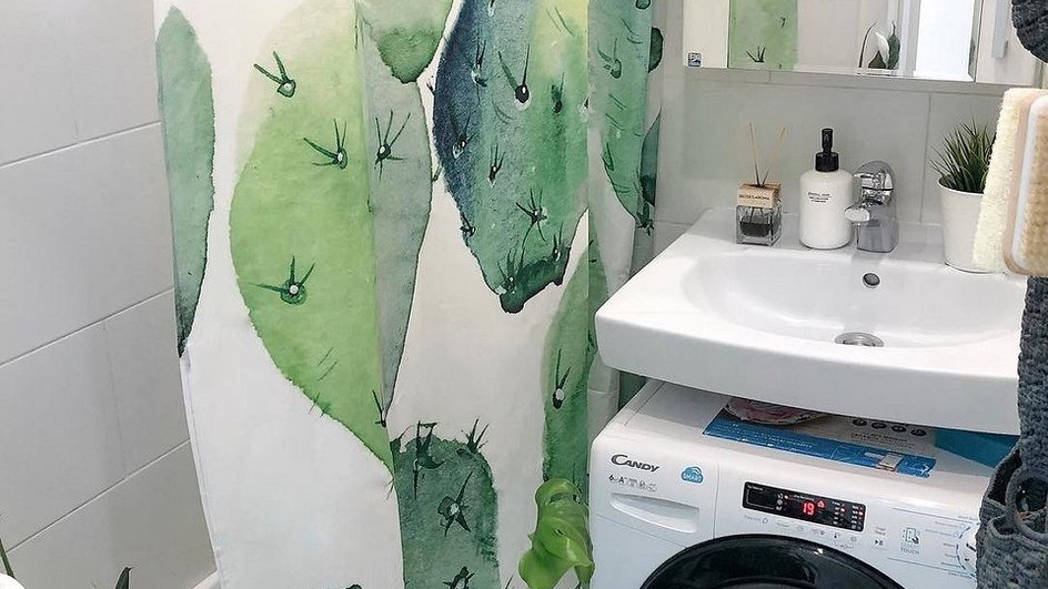 Ванная комната с раковиной установленной на над стиральной машиной