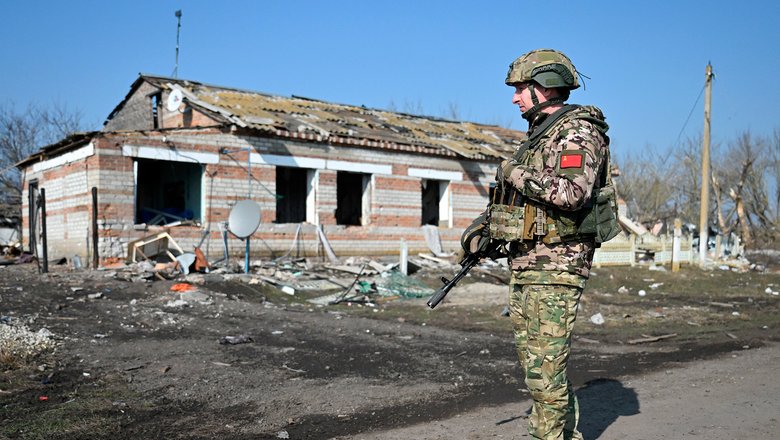 Военнослужащий РФ на территории освобожденного села Погребки в Суджанском районе Курской области.